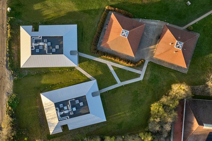 Moderne tagløsning fuldender efterskolebyggeri, Rågelund Efterskole, Rågelundvej 179, 5240 Odense NØ